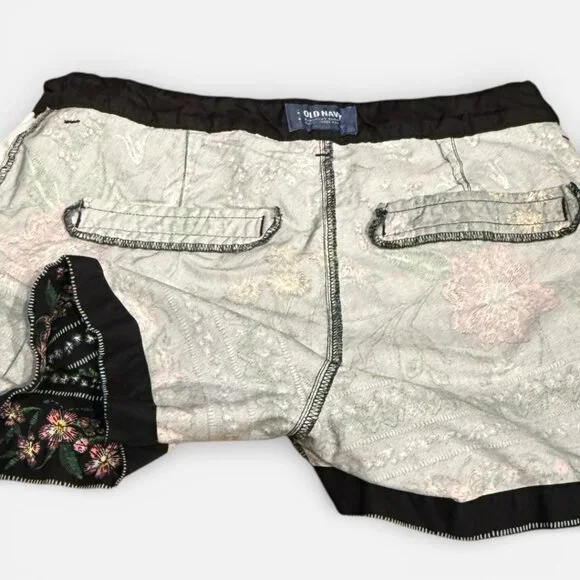 Old Navy Floral Black Cotton Chino Everyday Short Pink Yellow White Green size 6 - Picture 9 of 9